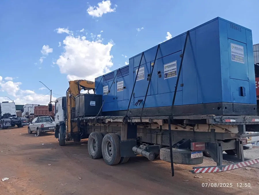Caminhão da PROJEMAC transportando um grupo gerador